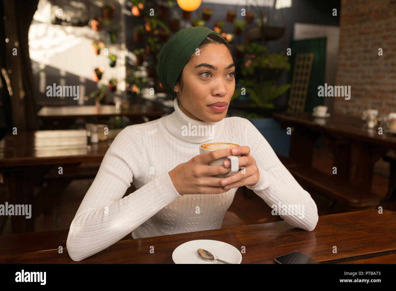 Woman having coffee in cafe Banque D'Images