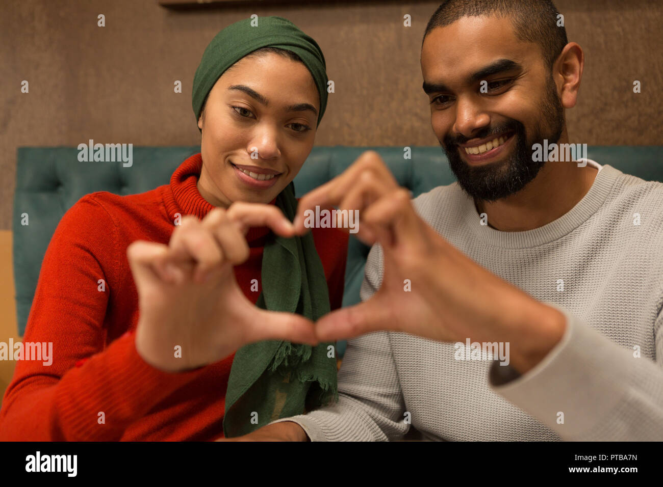 Couple symbole coeur avec les mains Banque D'Images