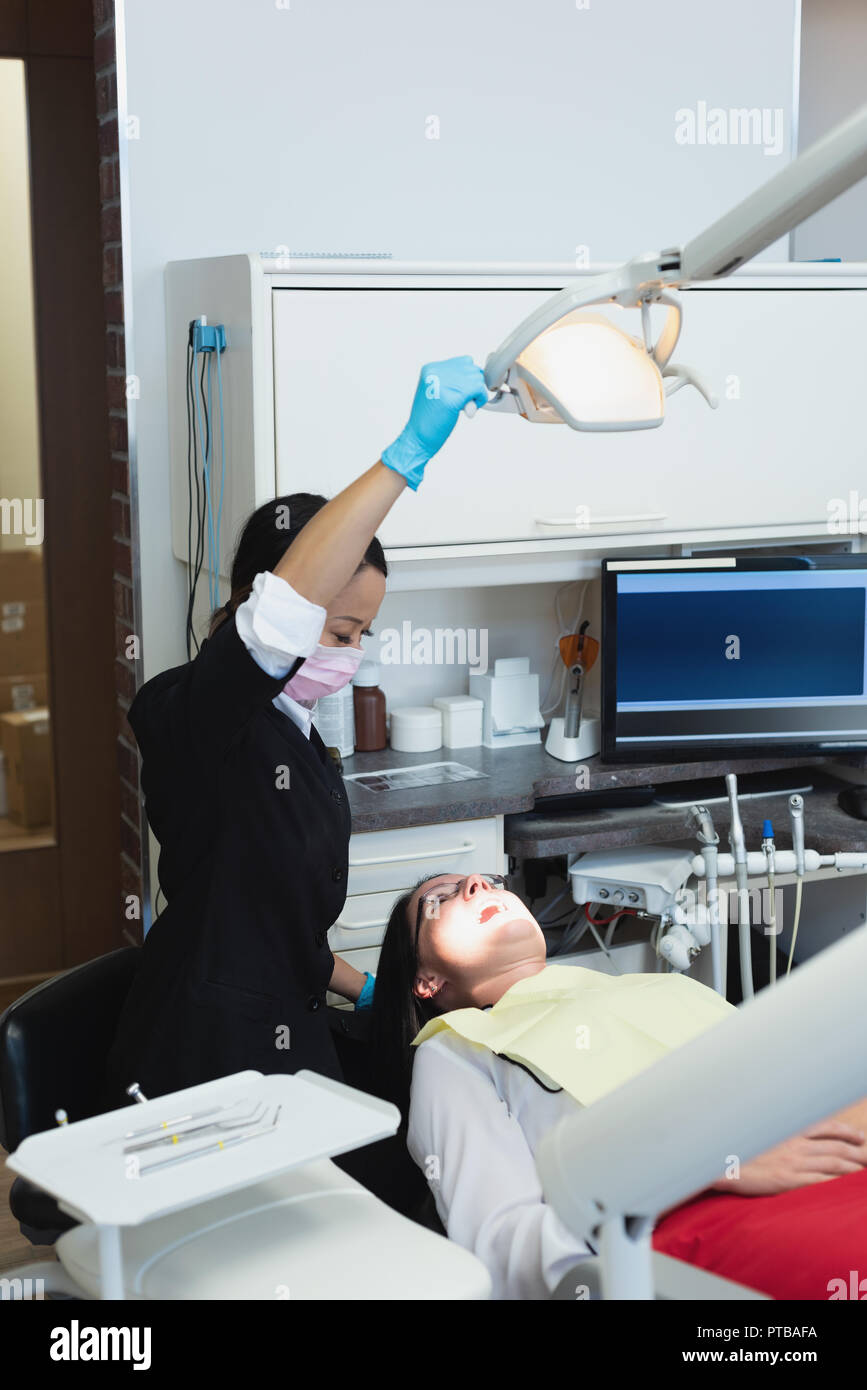 Female dentist examining a patient Banque D'Images