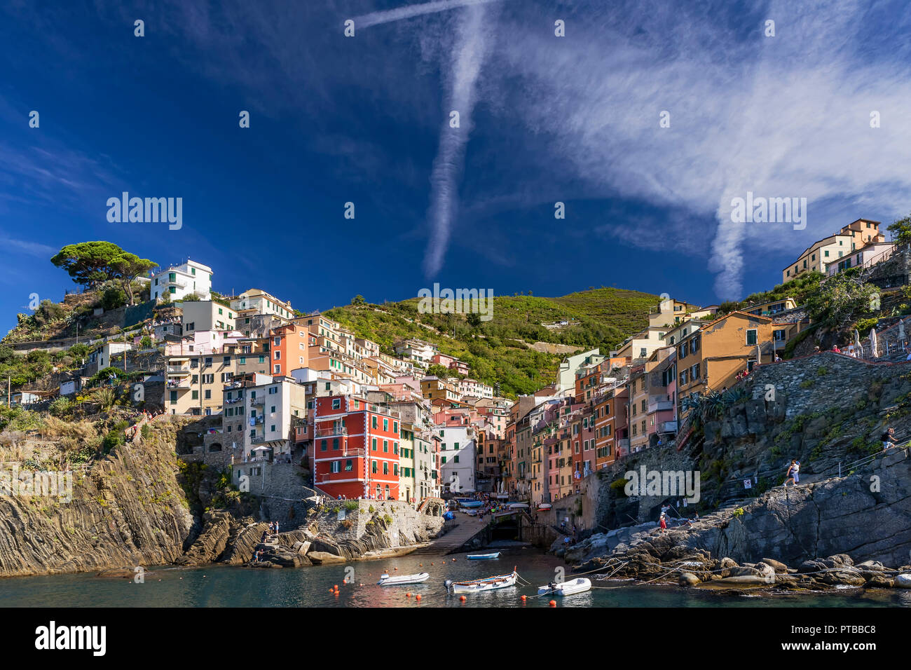 Beau ciel sur le village de Riomaggiore, Cinque Terre, ligurie, italie Banque D'Images