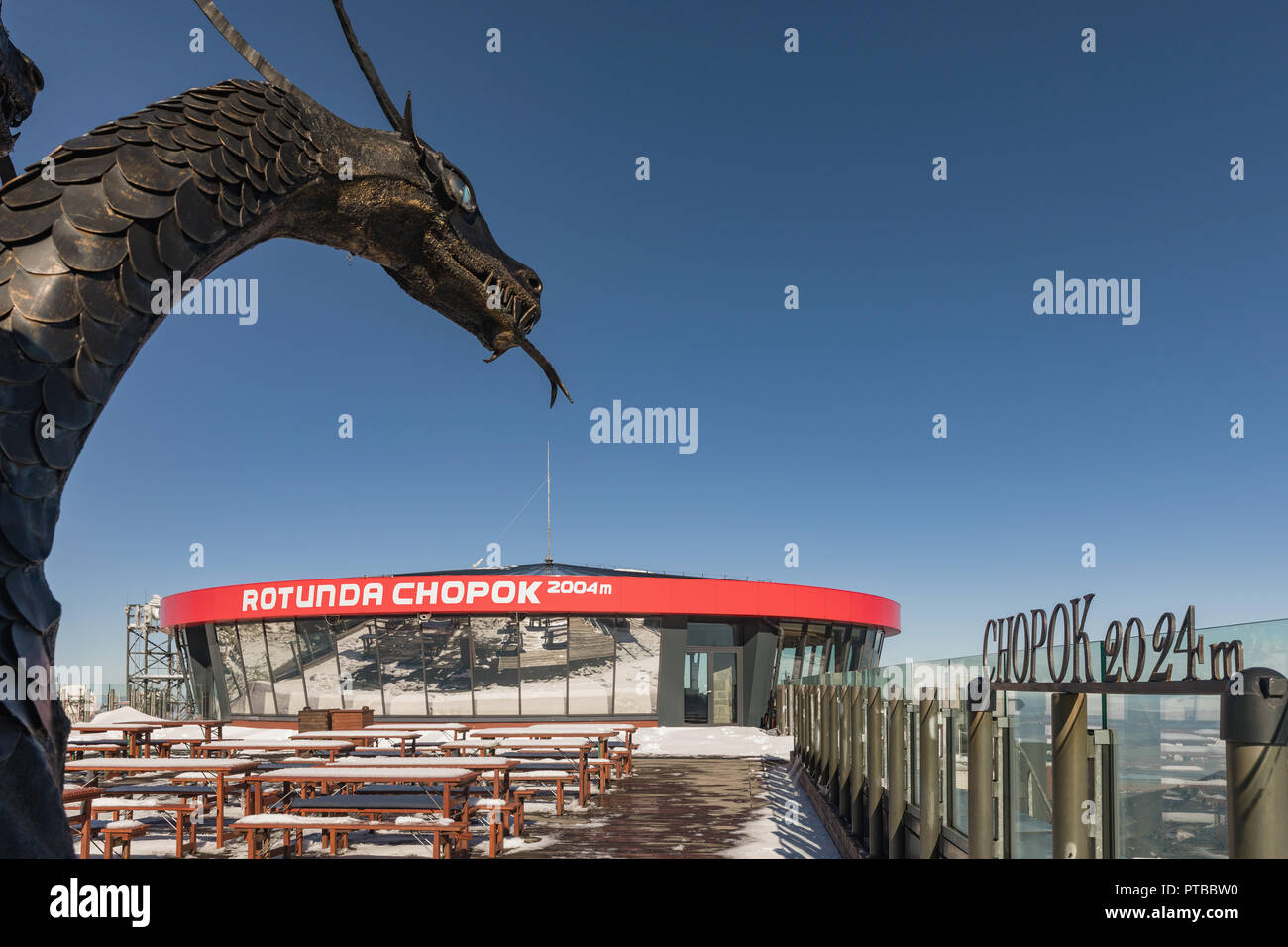 JASNA, SLOVAQUIE - Octobre 05, 2018. Jasna, sculpture d'un dragon à trois têtes à la gare - Jasna Chopok. Nizke Tatry, les Basses Tatras, faible mountain vues Tatra Banque D'Images