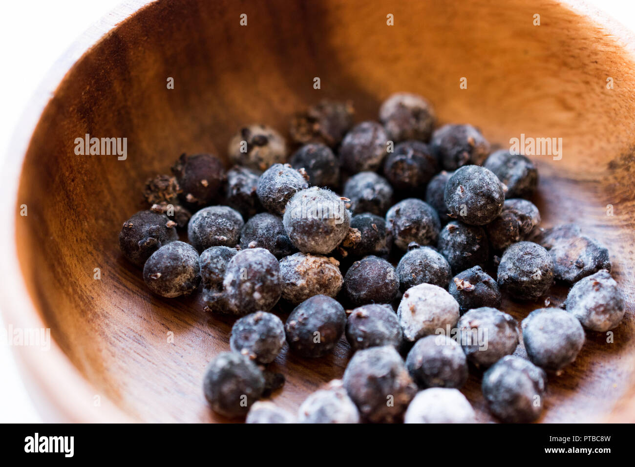 Matières noir perles de tapioca dans un bol en bois. Produit biologique. Banque D'Images