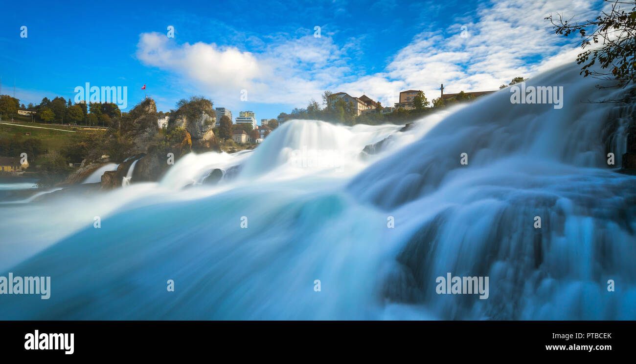 Les chutes du Rhin (allemand : Rheinfall) est la plus grande chute d'eau en Suisse et en Europe. Les chutes sont situées sur le Haut Rhin, à la frontière entre Banque D'Images