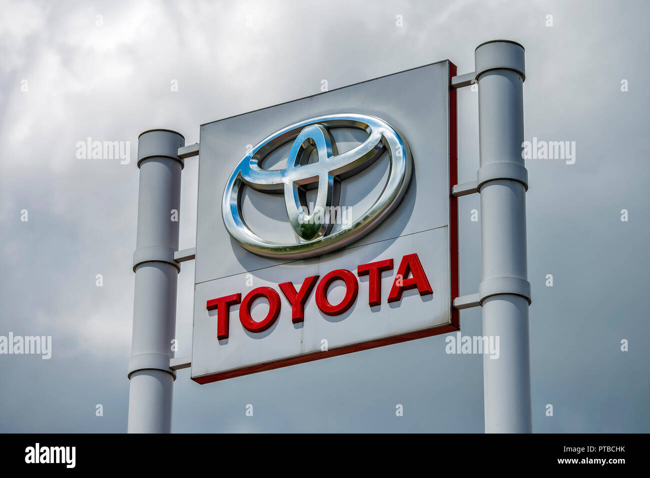 Toyota signe d'un concessionnaire en face de ciel gris Banque D'Images