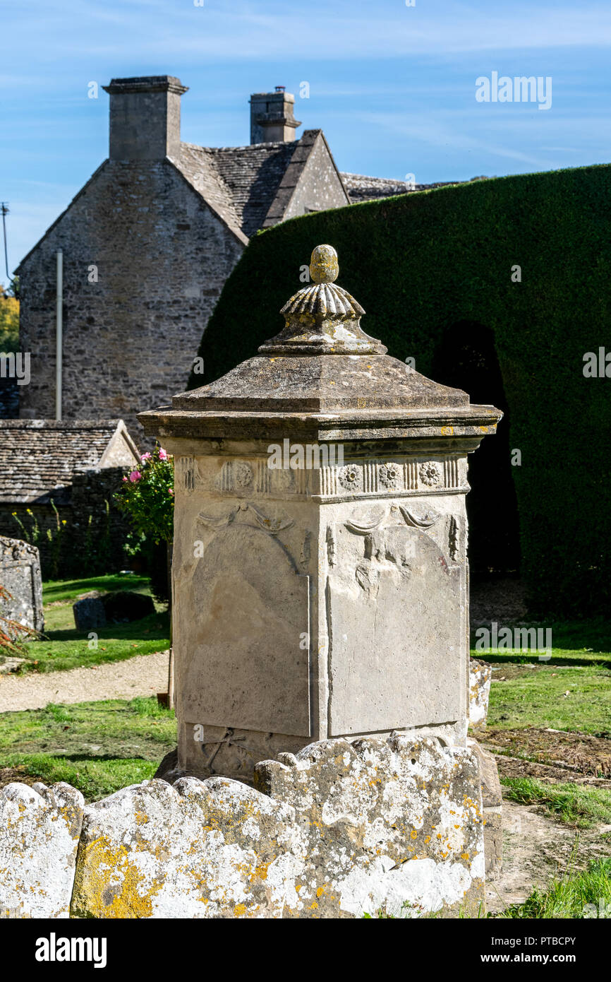 Types de thé tombe, cimetière de St Andrew, Miserden, Gloucestershire Banque D'Images