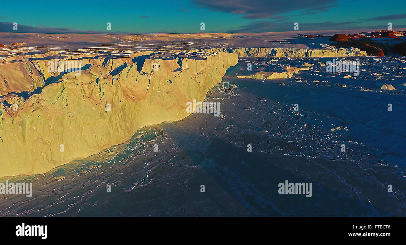 Panorama et juste de l'air. Vue de l'océan, les icebergs et la station polaire, le relief et les paysages de l'Antarctique. S Banque D'Images