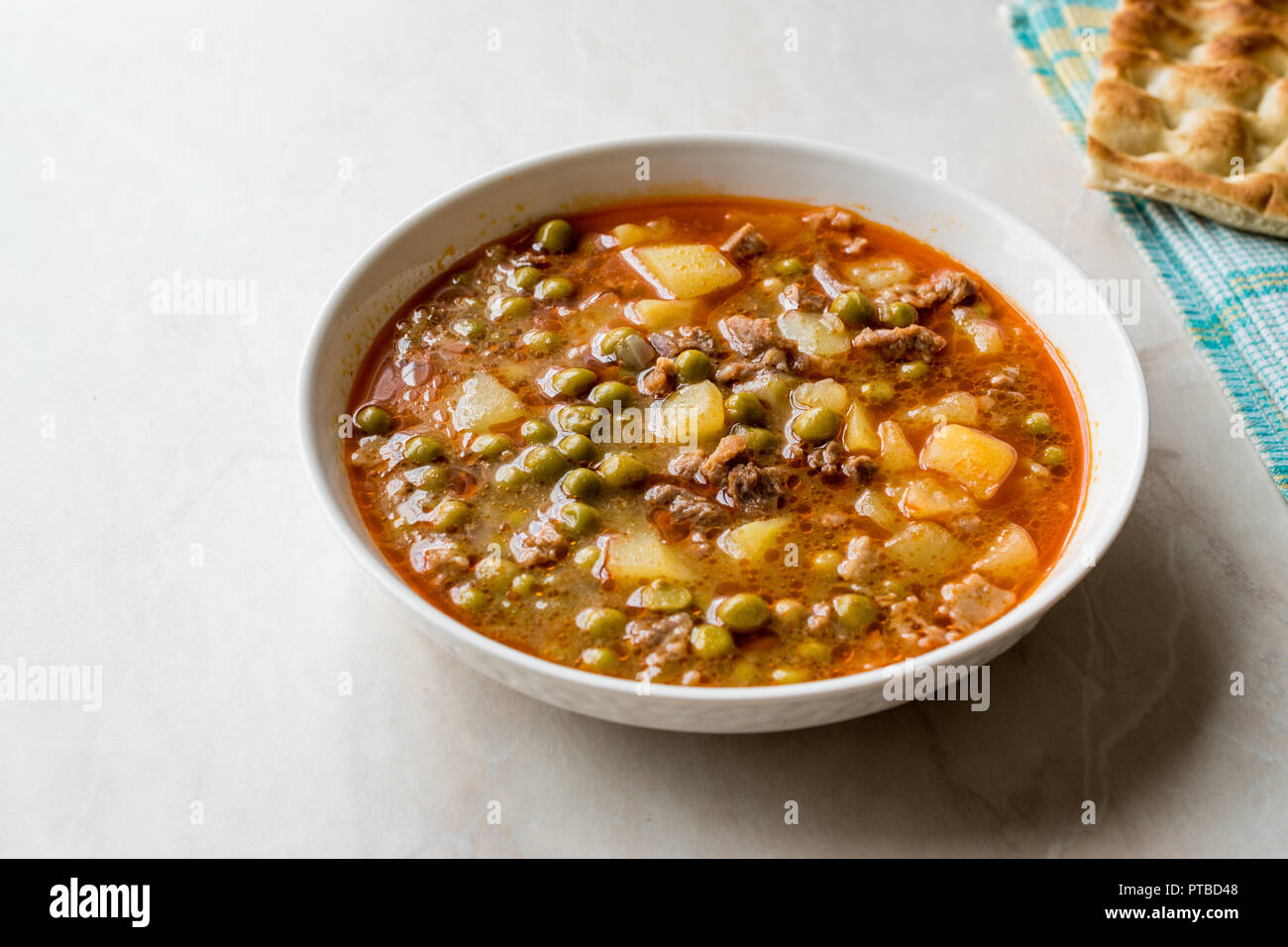 La nourriture turque ragoût de pois vert viande Viandes étuvées / Bezelye etli. Aliments biologiques traditionnelles. Banque D'Images