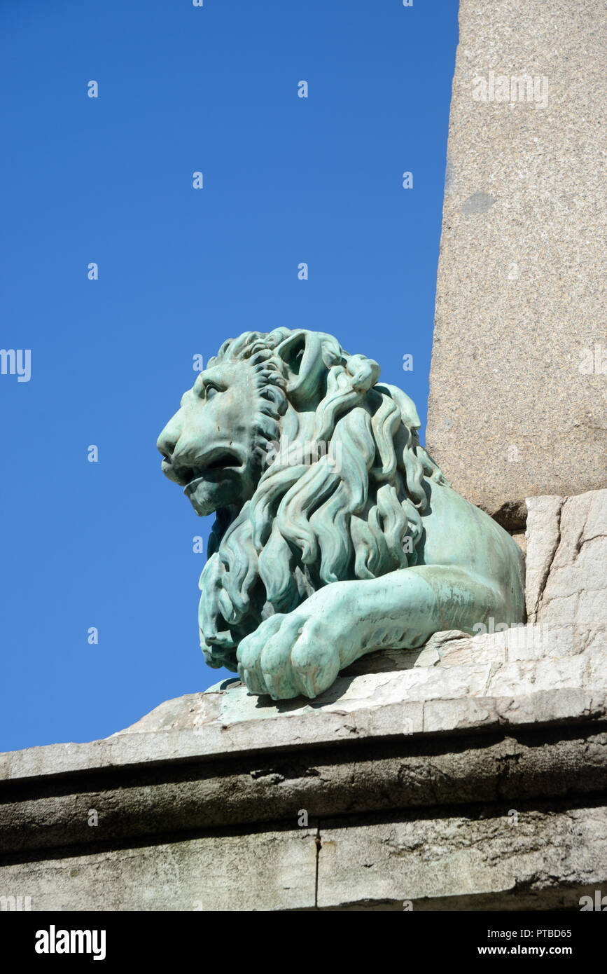 Lion de bronze sculpture, c19e, par Antoine Laurent Danton, sur l'Obélisque Romain Fontaine, place de la ville ou de la Place de la Republique, Arles Provence Banque D'Images
