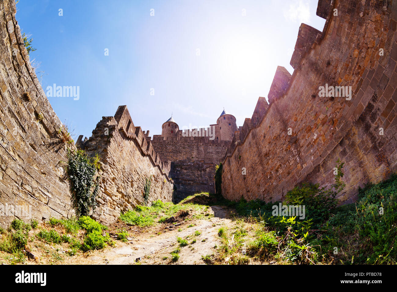 Chemin entre murs de défense, menant à la forteresse de Carcassonne, France, Europe Banque D'Images