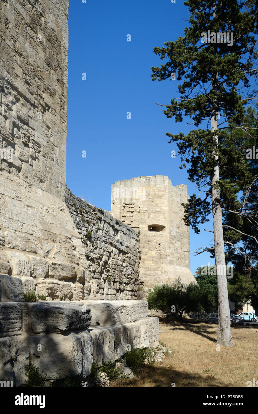 Mur de la ville romaine ou murs de ville et Tour Arles Provence France Banque D'Images