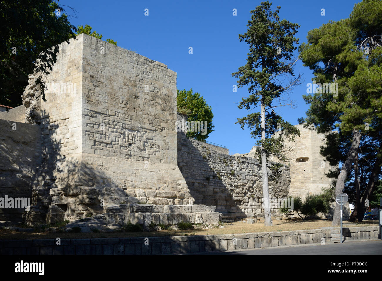 Mur de la ville romaine ou murs de ville et Tour Arles Provence France Banque D'Images