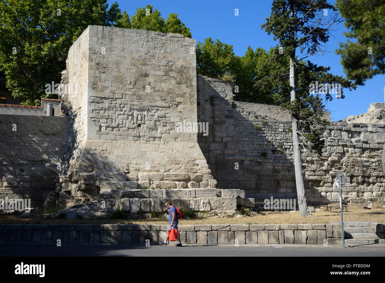 Mur de la ville romaine ou murs de ville et Tour Arles Provence France Banque D'Images