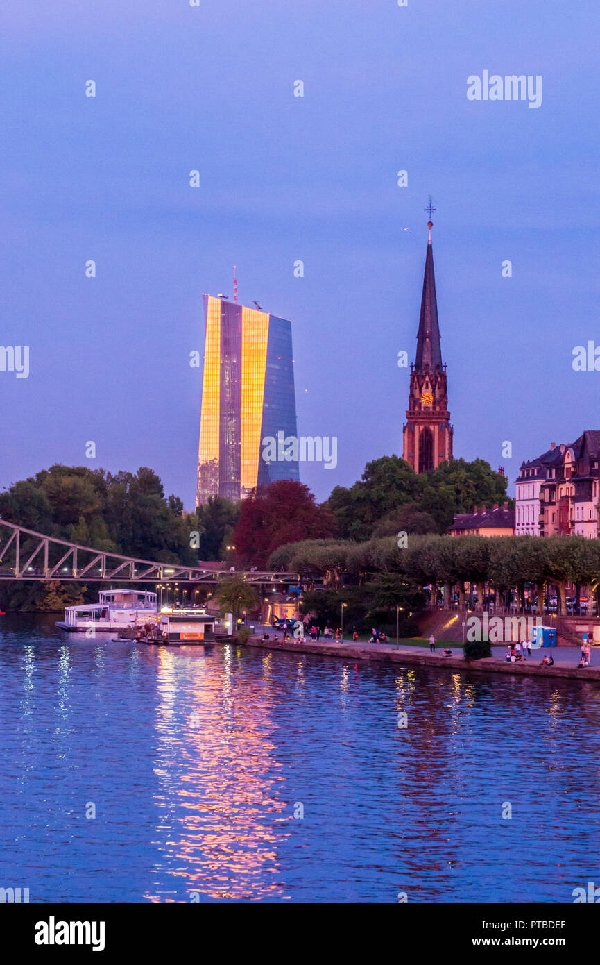 Bâtiment de la Banque centrale européenne, style architectural déconstructiviste, et Dreikonigskirche, vu de la rivière main, Francfort, Hessen, Allemagne Banque D'Images