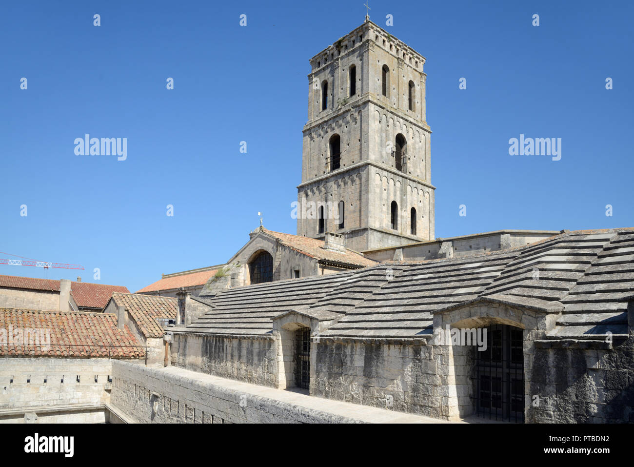 Tuiles en pierre et clocher de l'église de Saint Trophime Arles Provence France Banque D'Images