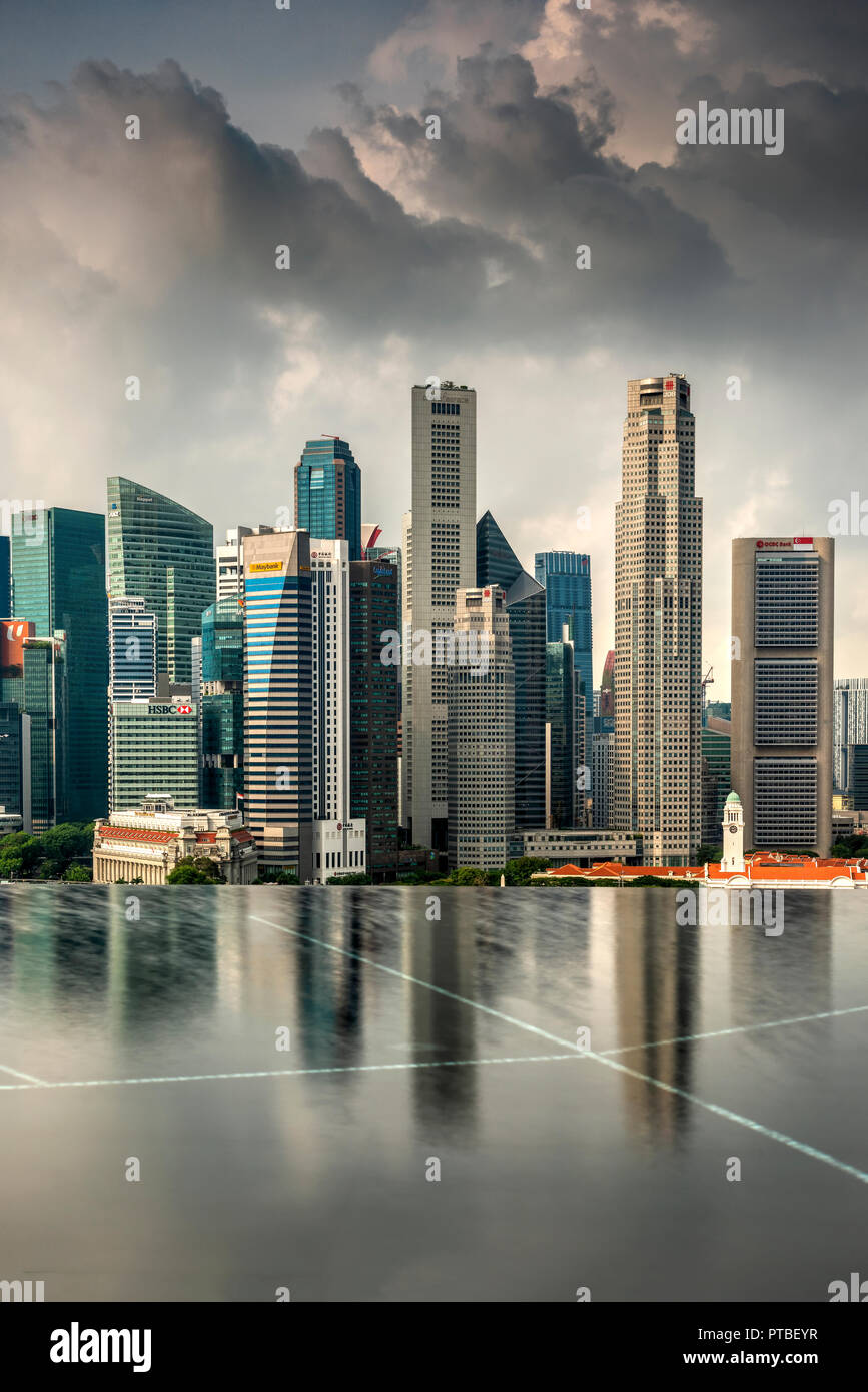 Piscine à débordement et financial district skyline, Singapour Banque D'Images