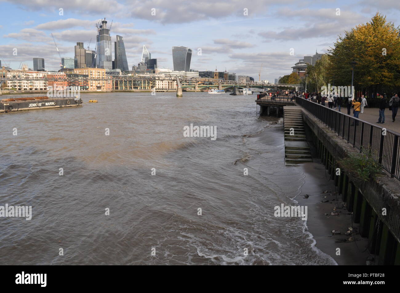 Londres/UK- octobre, 8th, 2018 : Thames Estuary Bankside, Londres. Les eaux de marée, et de la plage, nappes d'eau mousseuse. Credit : Katherine Da Silva Banque D'Images