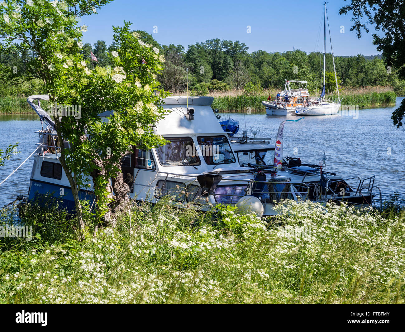 Havel randonnée à vélo, la route entre ville et village de Brandebourg Werder, les bateaux de l'ancre à banque du fleuve Havel, Brandebourg, Allemagne. Banque D'Images