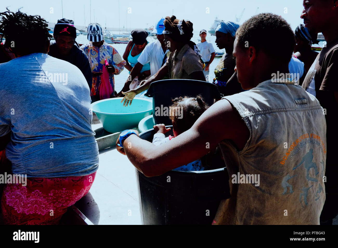 Palmeira, l'île de Sal, Cap-Vert - Jan 5 2016 : des villageois sont en attente pour les bateaux de pêche d'arriver au marché du matin de la ville Banque D'Images