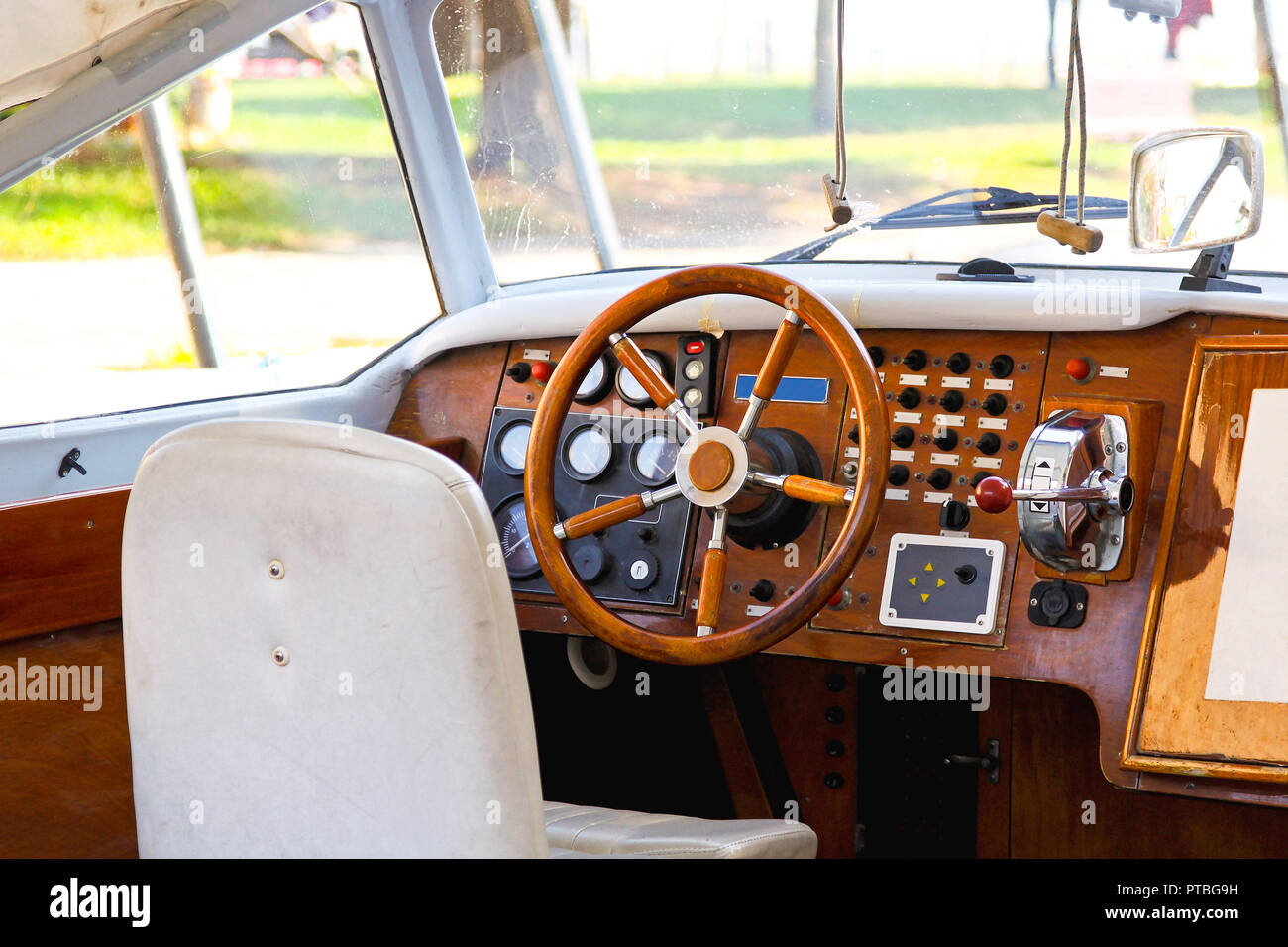 Tableau de bord en bois d'un