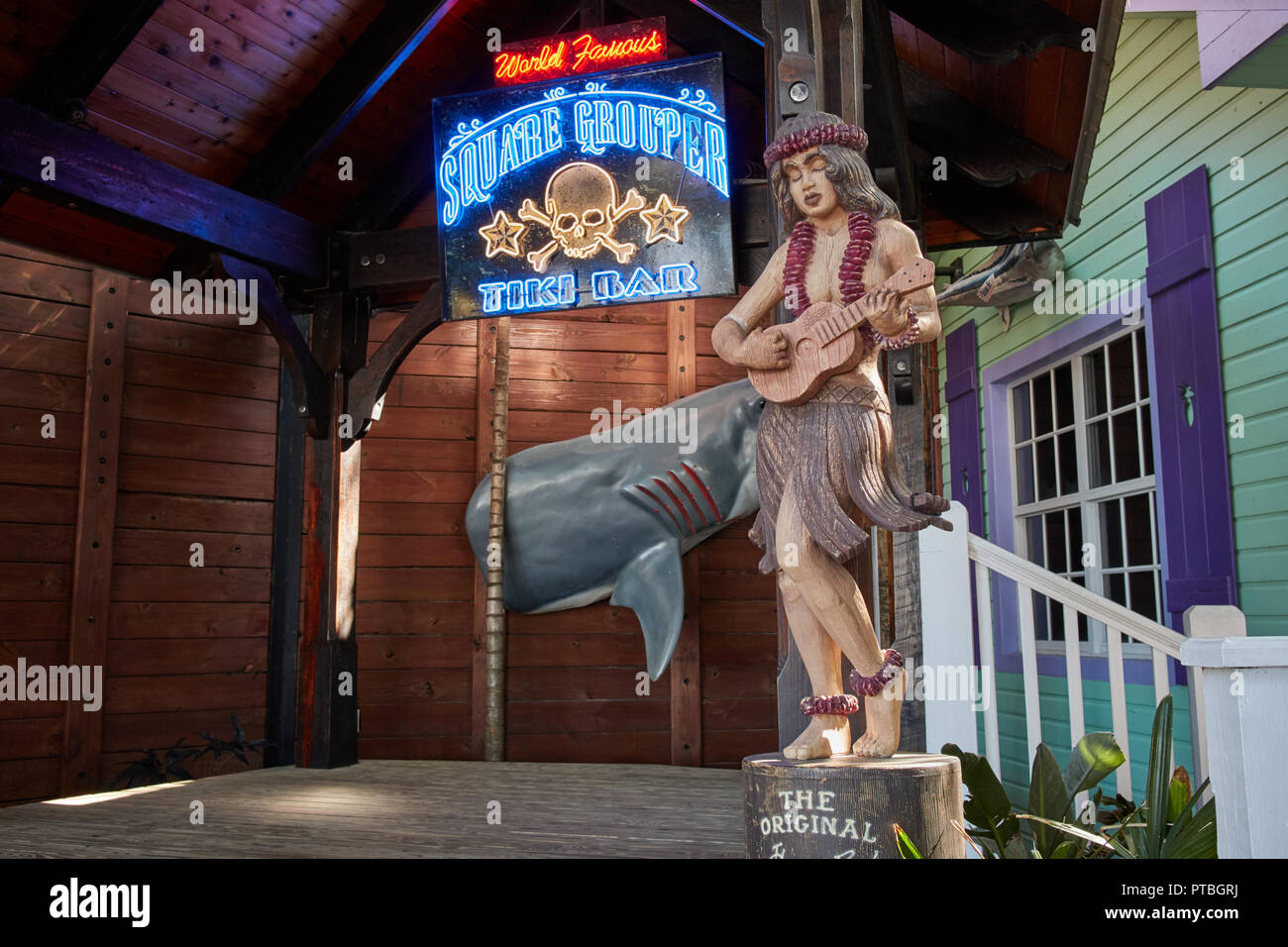 Scène en plein air au Square le mérou, le Tiki Bar à Jupiter, en Floride Banque D'Images