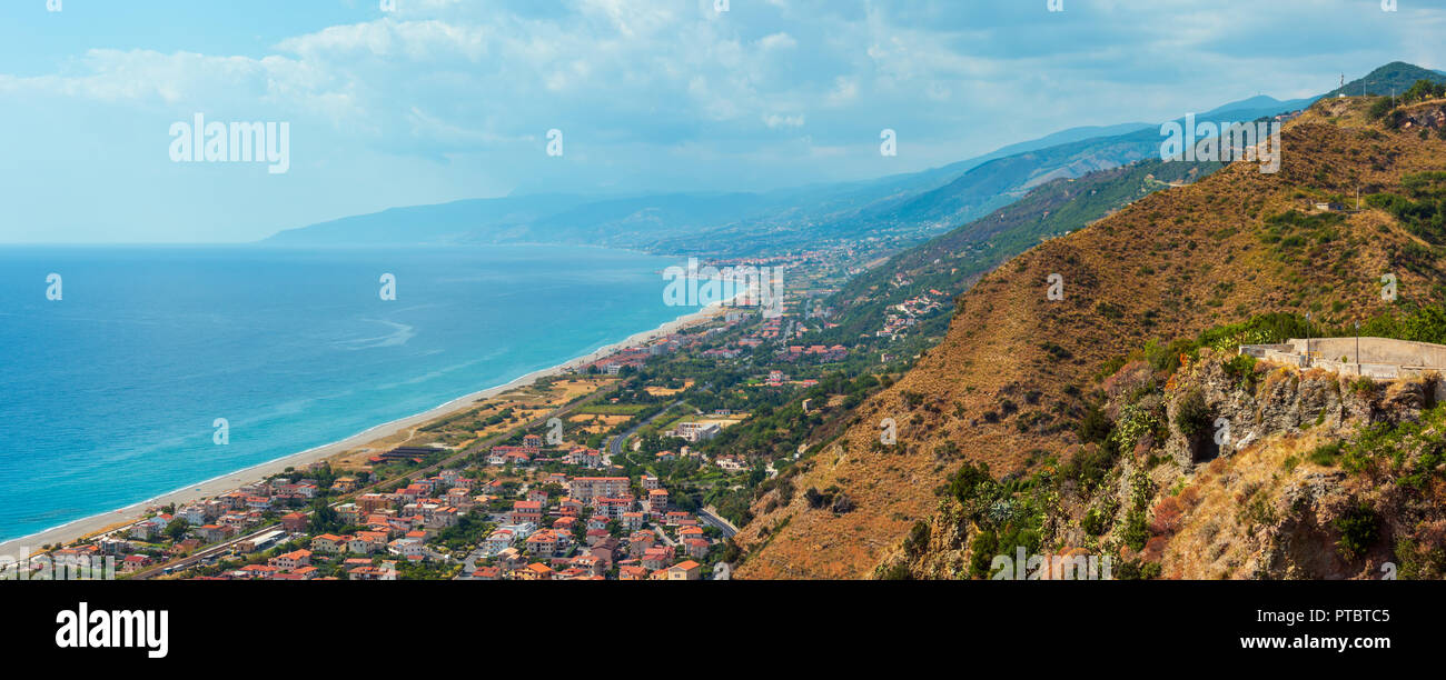 Fiumefreddo Bruzio (l'un des plus beaux villages de l'Italie) sur une montagne au sommet d'une colline au-dessus de la côte de la mer Tyrrhénienne, province de Cosenza, Calabre, Italie. Banque D'Images