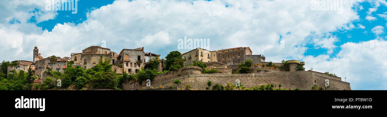 Vieille ville de Belmonte Calabro sur mountain hill top, province de Cosenza, Calabre, Italie. Banque D'Images