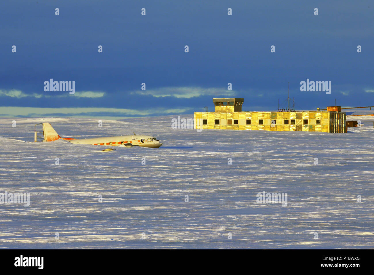 Gros aéronefs musiques de neige sur la piste d'aéroport. Vieux, abandonnés près de l'aéroport de la station de l'Antarctique. Banque D'Images