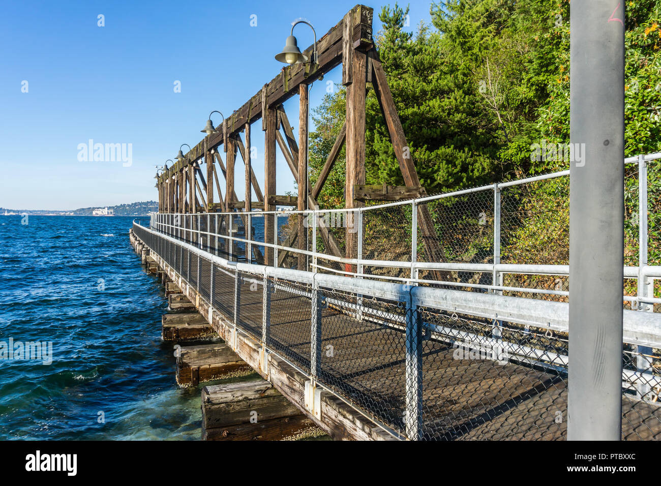 Vue d'une passerelle le long d'une jetée à Jack dans le parc de bloc à l'Ouest de Seattle, Washington. Banque D'Images