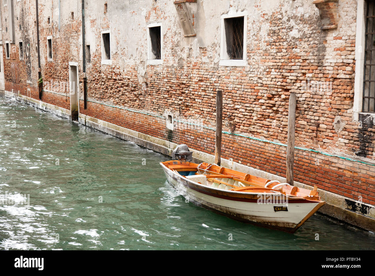 Un des canaux de Venise,Italie avec des bateaux amarrés et entrée à l'accueil Banque D'Images