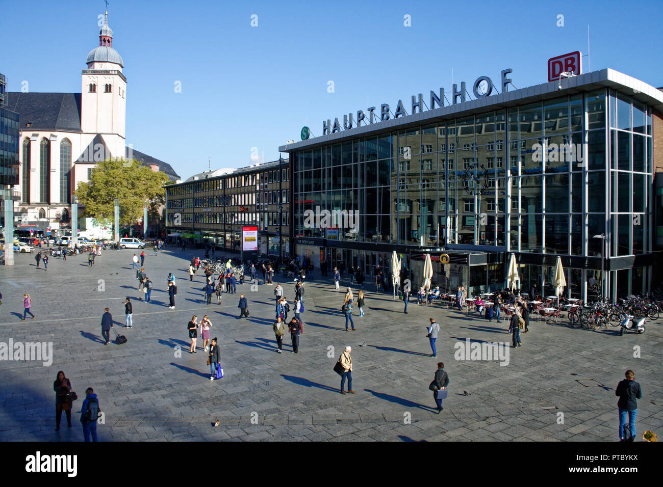 La place principale ou Bahnhofsvorplatz outide la gare principale de Cologne (Köln) Banque D'Images