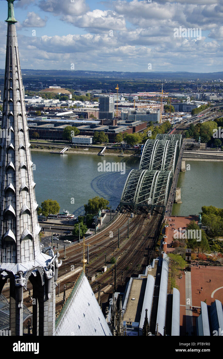 La vue impressionnante à l'est sur le Rhin et le pont ferroviaire de Hohenzollern depuis les hauteurs de la ville de Cologne, les flèches de la cathédrale. Banque D'Images