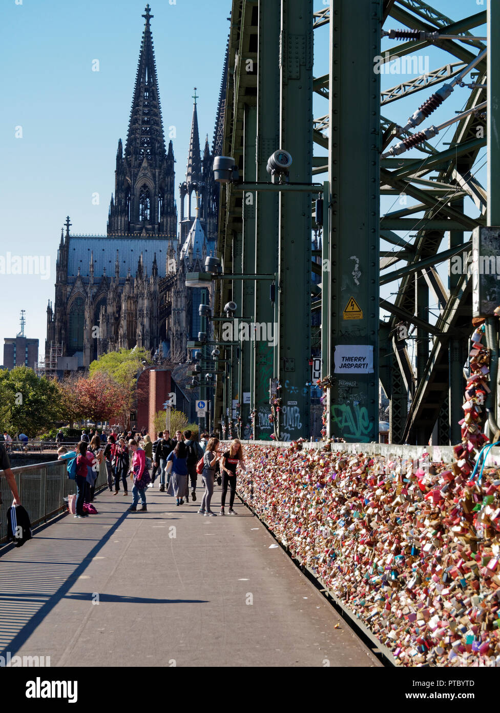 La promenade sur le célèbre pont de chemin de fer de Hohenzollern à Cologne a des milliers d'amour cadenas attachés à la clôture Banque D'Images