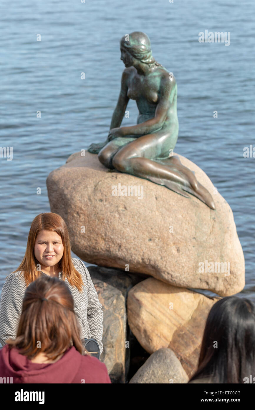 Les touristes par la petite sirène du port de Copenhague, Danemark Banque D'Images