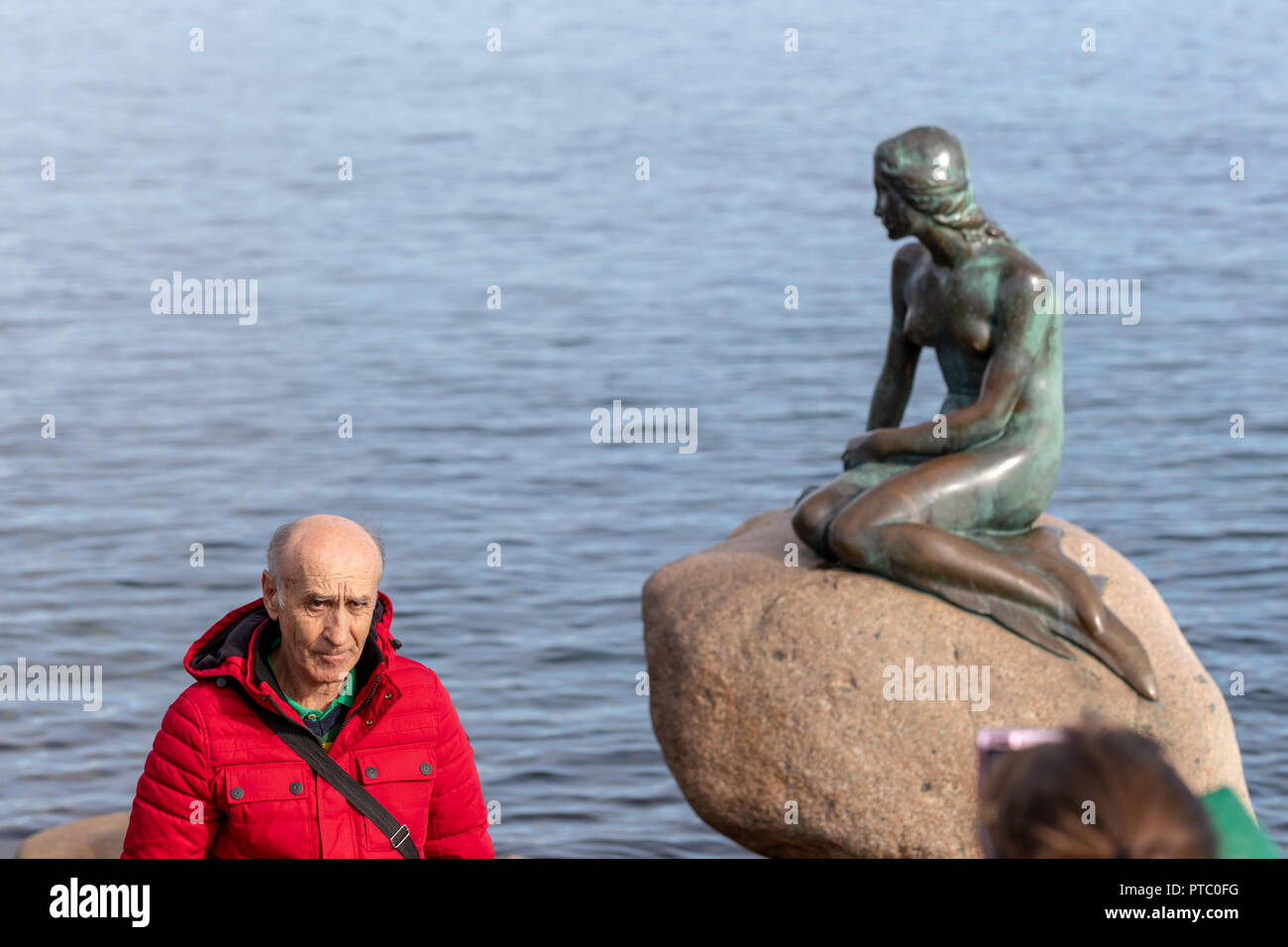 Les touristes par la petite sirène du port de Copenhague, Danemark Banque D'Images