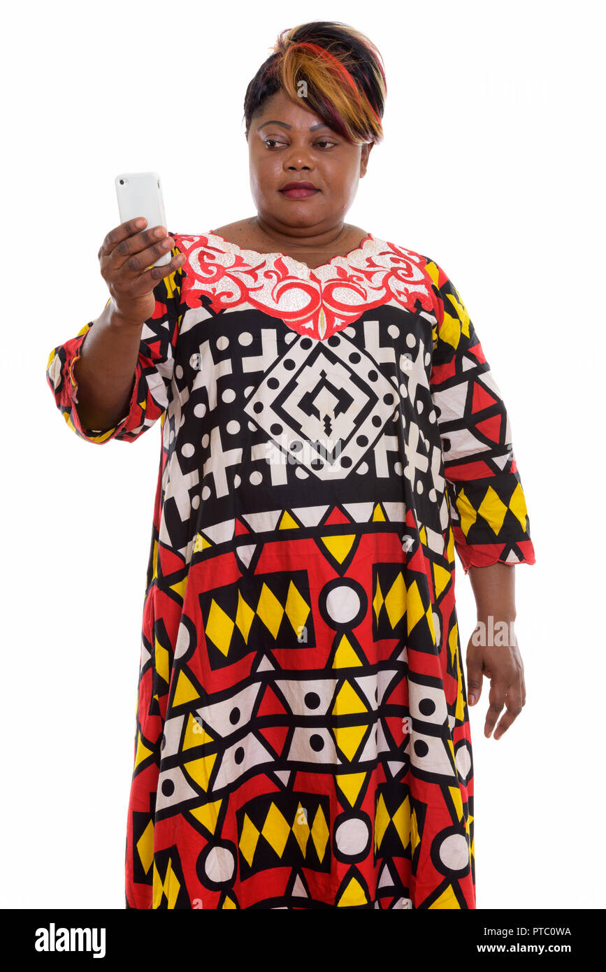 Portrait de femme africaine noire gras Comité permanent lors de l'utilisation de mobi Banque D'Images