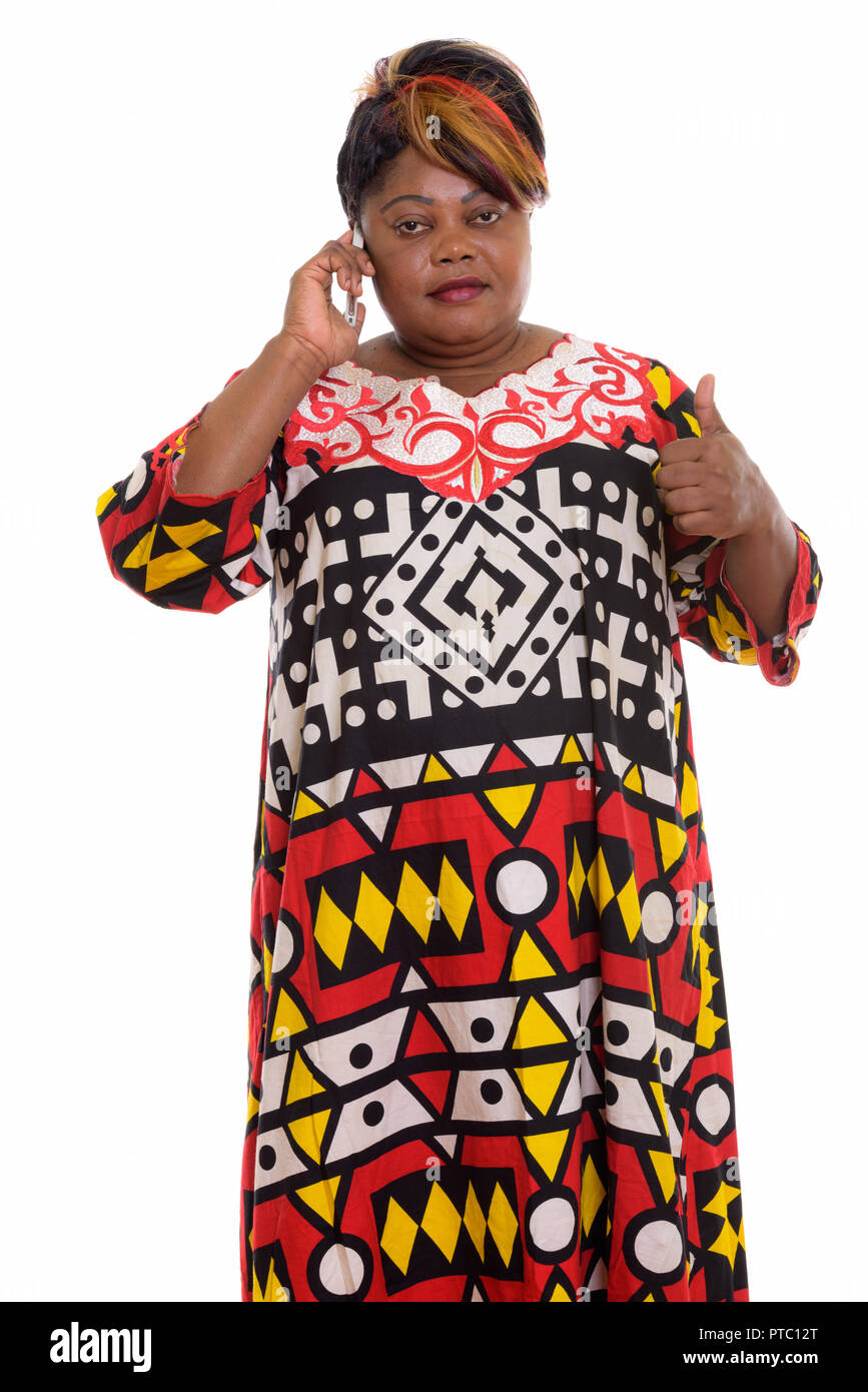 Studio shot of fat black African woman standing tout en parlant sur Banque D'Images