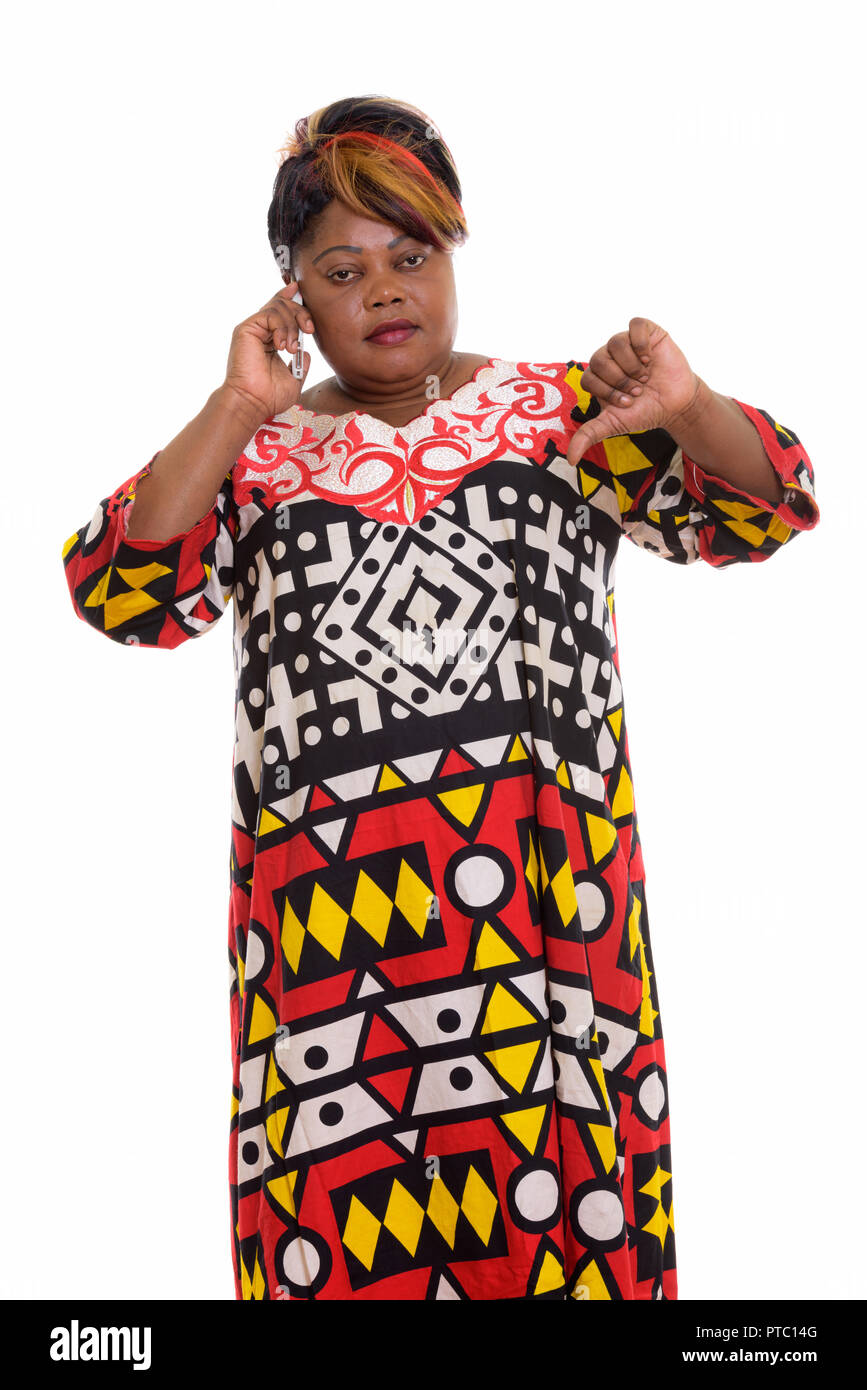 Studio shot of fat black African woman standing tout en parlant sur Banque D'Images