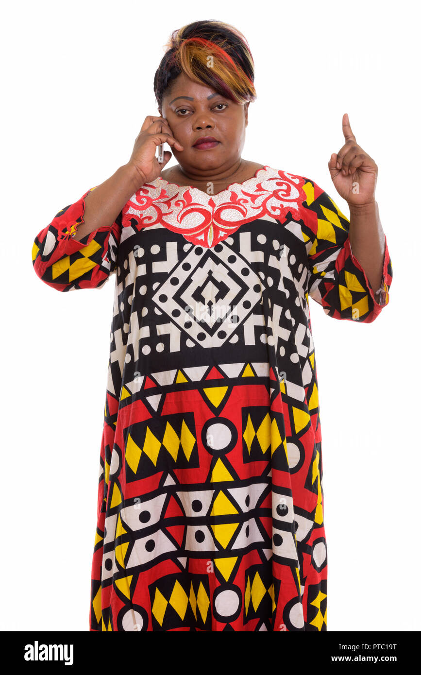 Studio shot of fat black African woman standing tout en parlant sur Banque D'Images