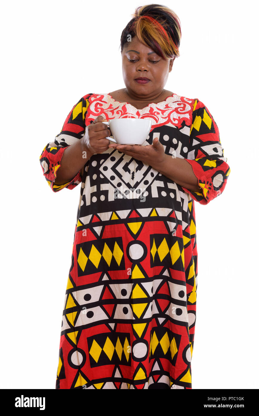 Studio shot of fat black African woman standing tout en maintenant un Banque D'Images