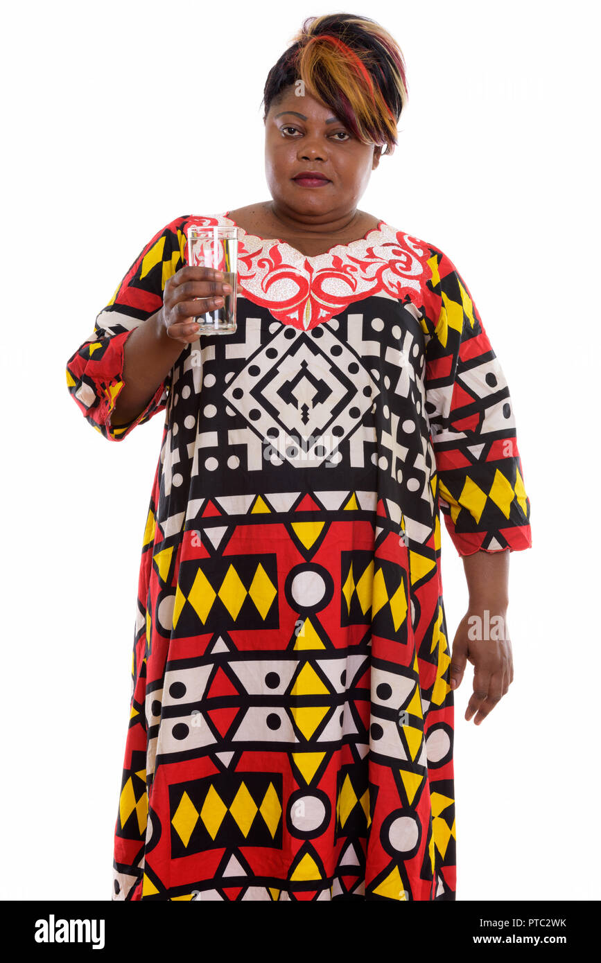 Portrait de femme africaine noire gras debout et tenant glas Banque D'Images