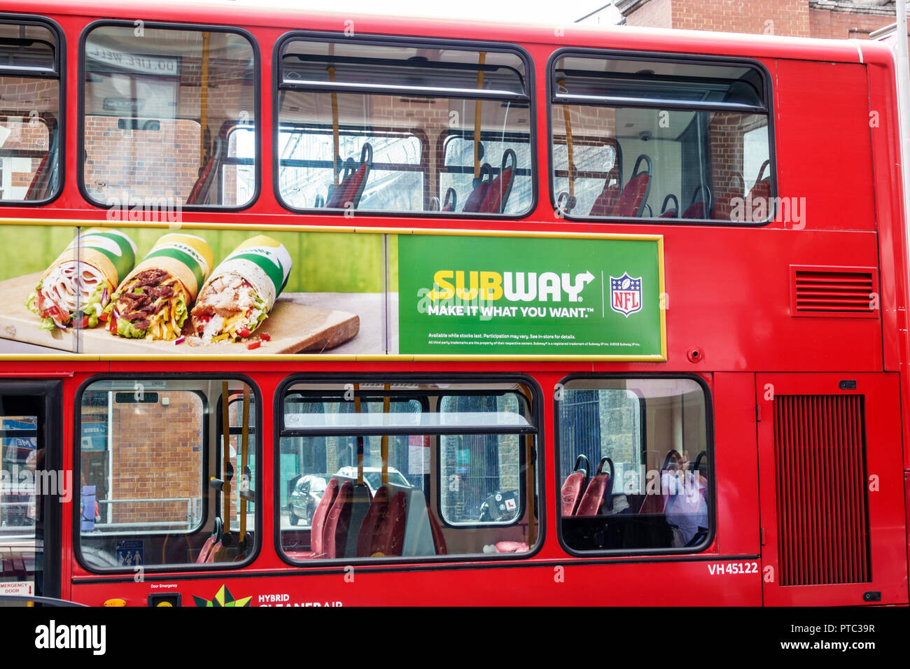 Londres Angleterre,Royaume-Uni,Royaume-Uni Grande-Bretagne,Lambeth South Bank,Waterloo Road,Metrolline rouge bus à deux étages,transports en commun,vide,ad adverti Banque D'Images