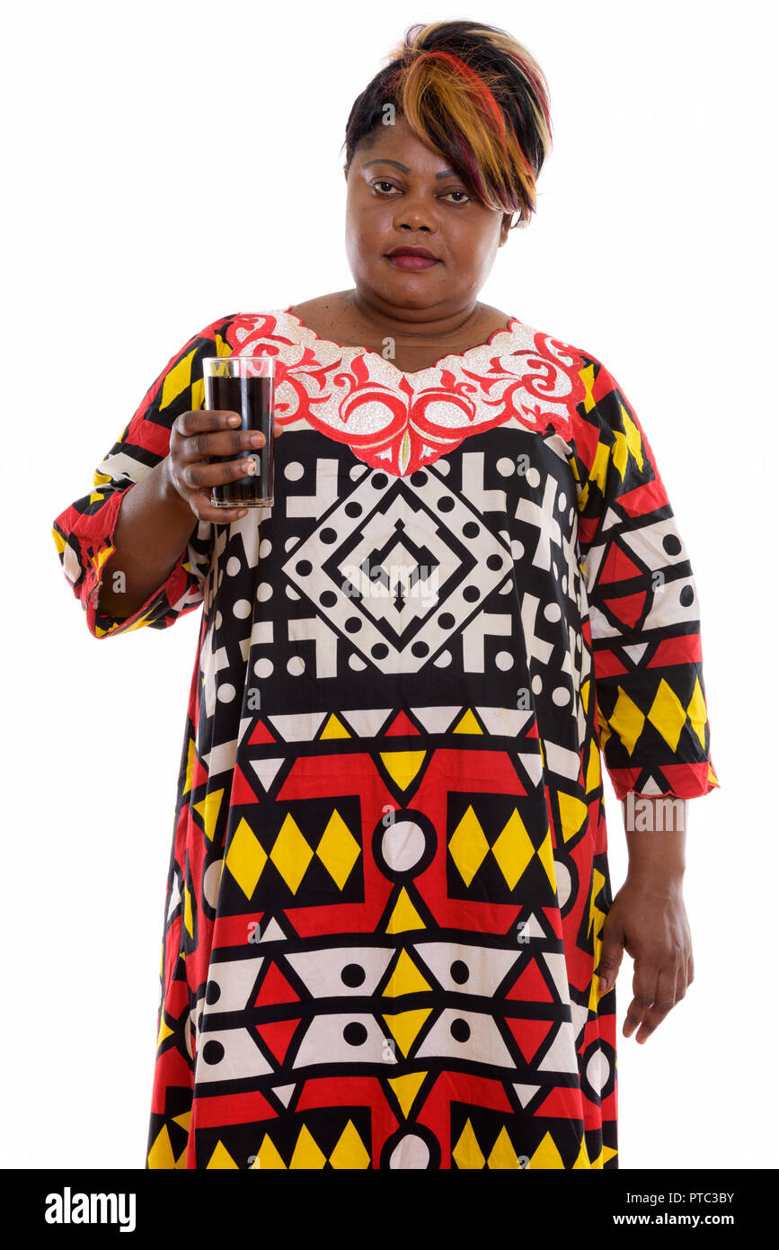 Portrait de femme africaine noire gras tout en maintenant l'article gl Banque D'Images