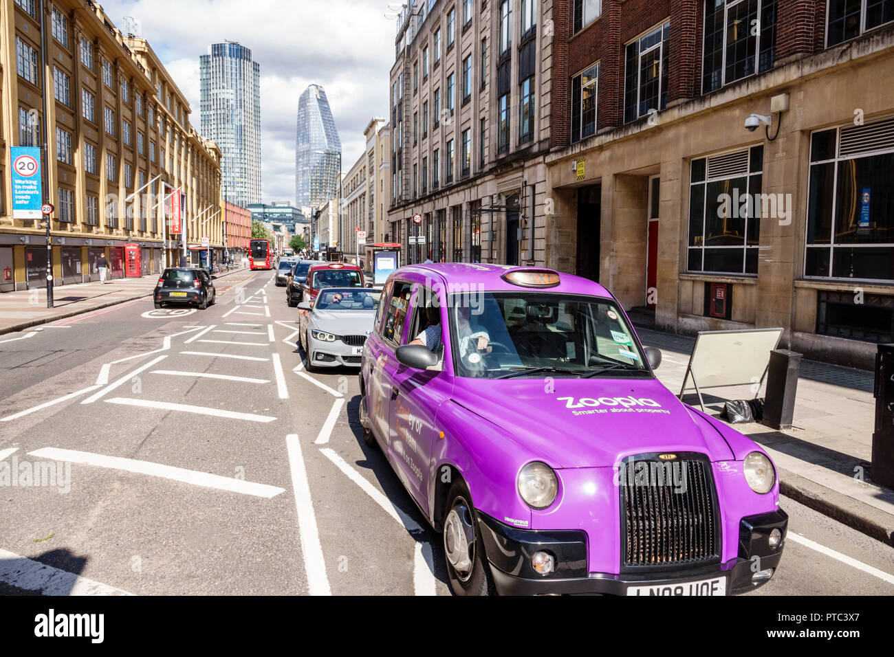 Londres Angleterre,Royaume-Uni,Lambeth South Bank,Stamford Street,trafic,voitures,taxi,signalisation routière, Zoopla,annonce publicitaire,voiture Wrap,violet,UK GB Engl Banque D'Images