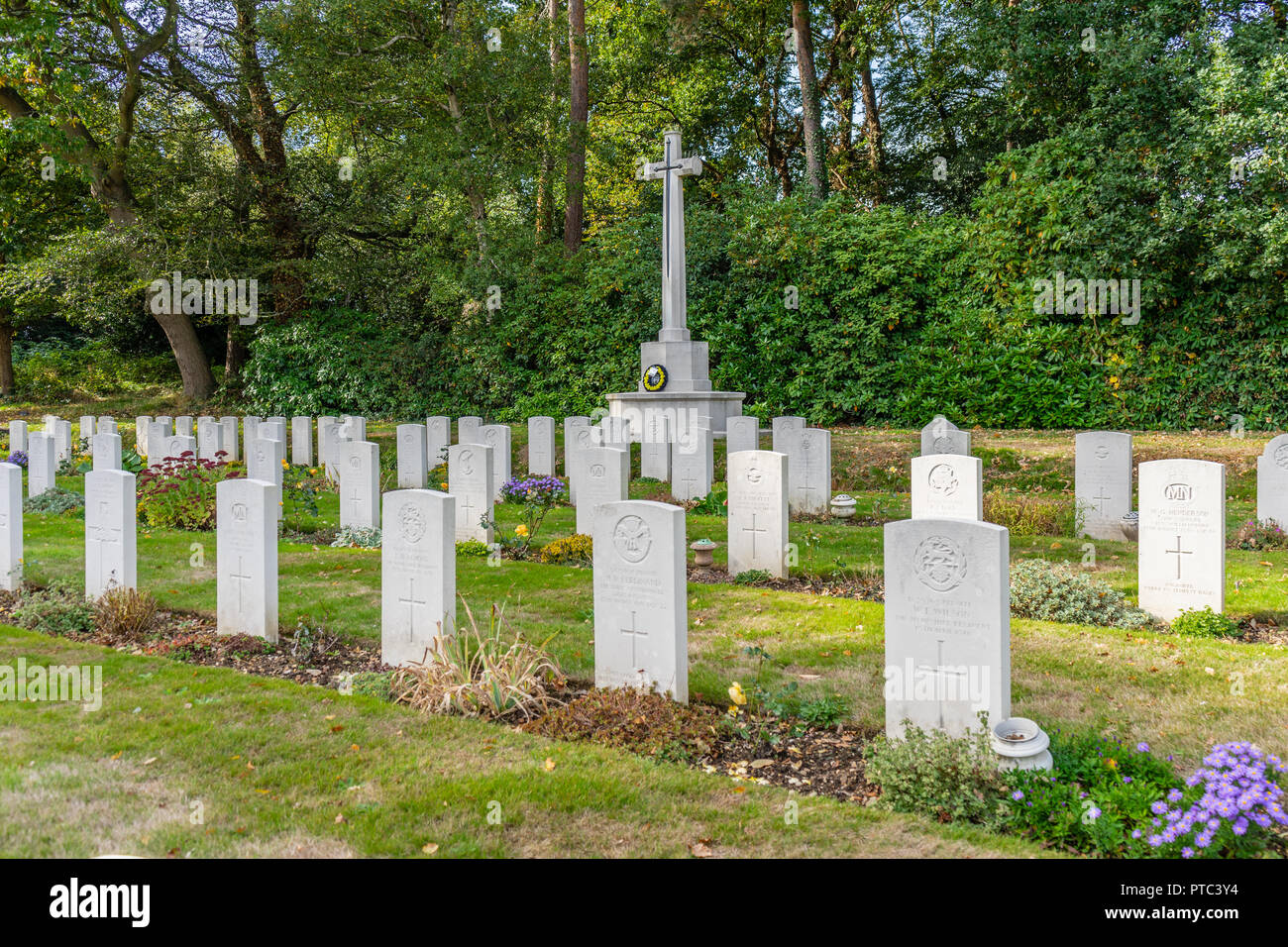Rangées de WW2 soldats tombes et War Memorial à Hollybrook Cemetery à Southampton, Hampshire, England, UK Banque D'Images