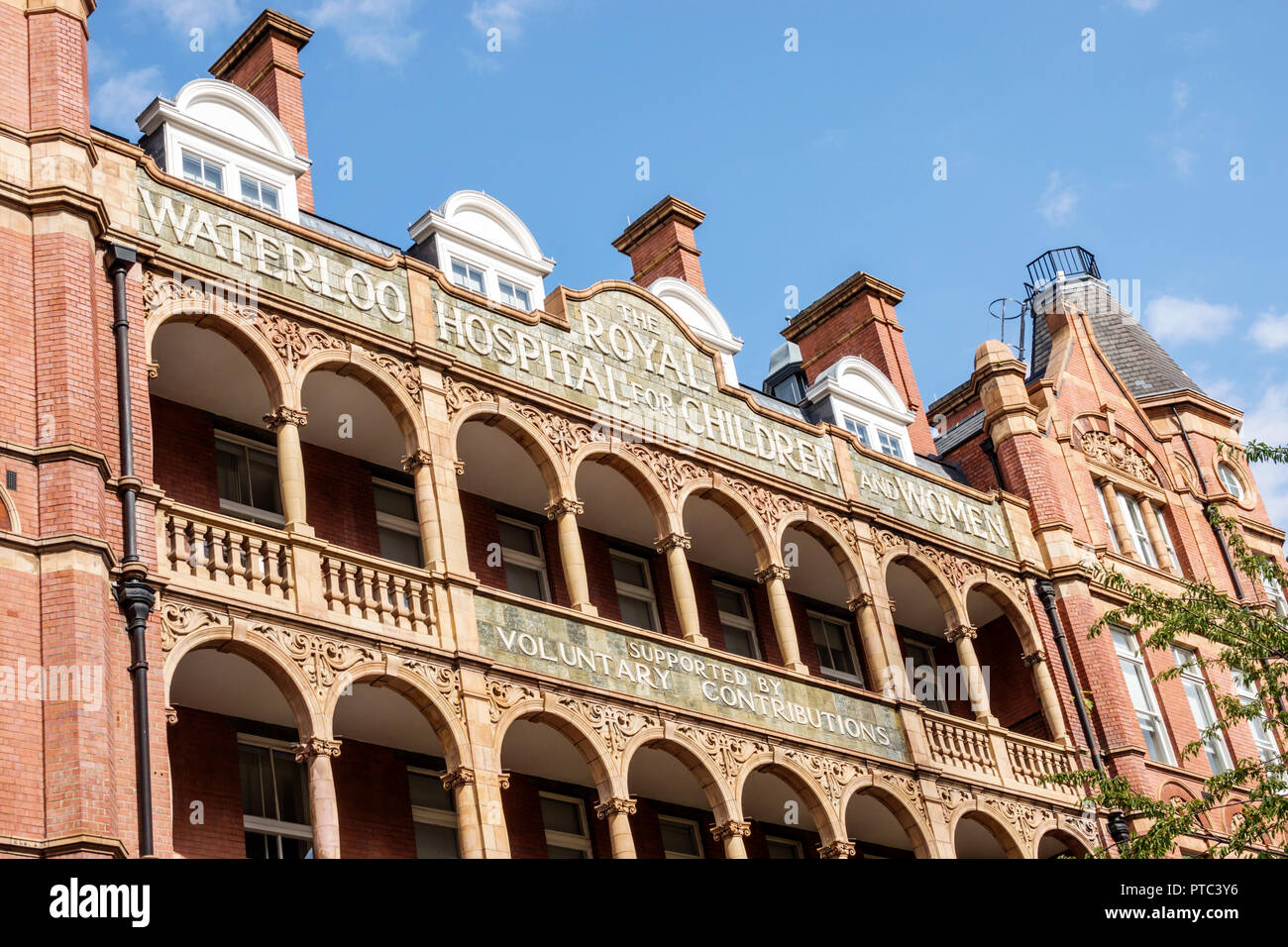Londres Angleterre,Royaume-Uni,Lambeth South Bank,Royal Waterloo Hospital for Children & Women,extérieur du bâtiment,façade,bâtiment historique,porche arches en terre cuite Banque D'Images
