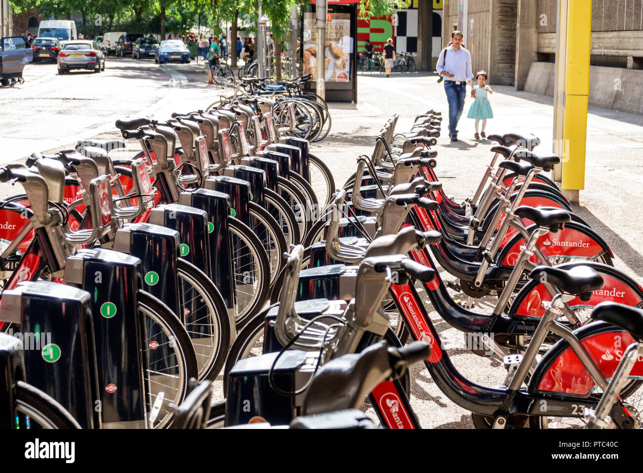 Royaume-Uni Londres Angleterre,Royaume-Uni Lambeth South Bank,Santander cycles,public vélo location arrangement, système de partage de vélo, Boris Bikes station d'accueil UK, Banque D'Images