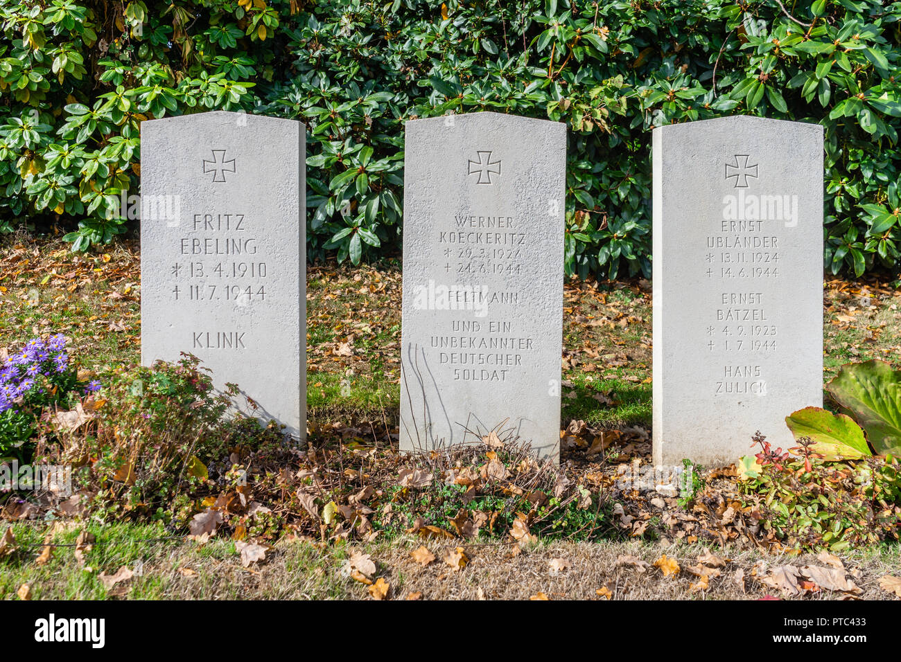 WW2 trois tombes de guerre de soldats allemands tombés au cimetière Hollybrook, Hampshire, England, UK Banque D'Images