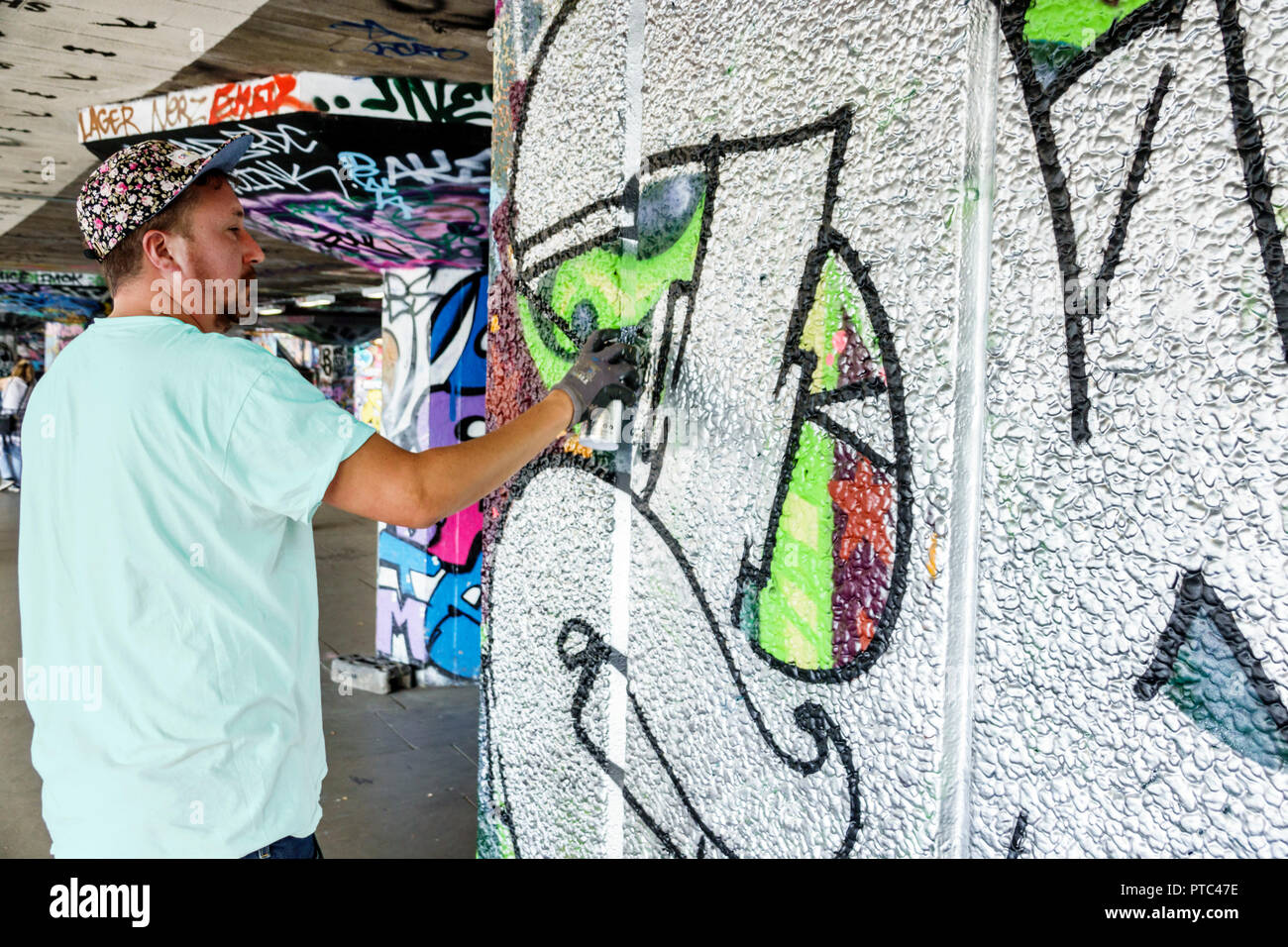 Londres Angleterre,Royaume-Uni,Lambeth South Bank,Southbank Center centre,Queen Elizabeth Hall,QEH undercroft,complexe artistique, espace public,skatepark,graffiti St Banque D'Images