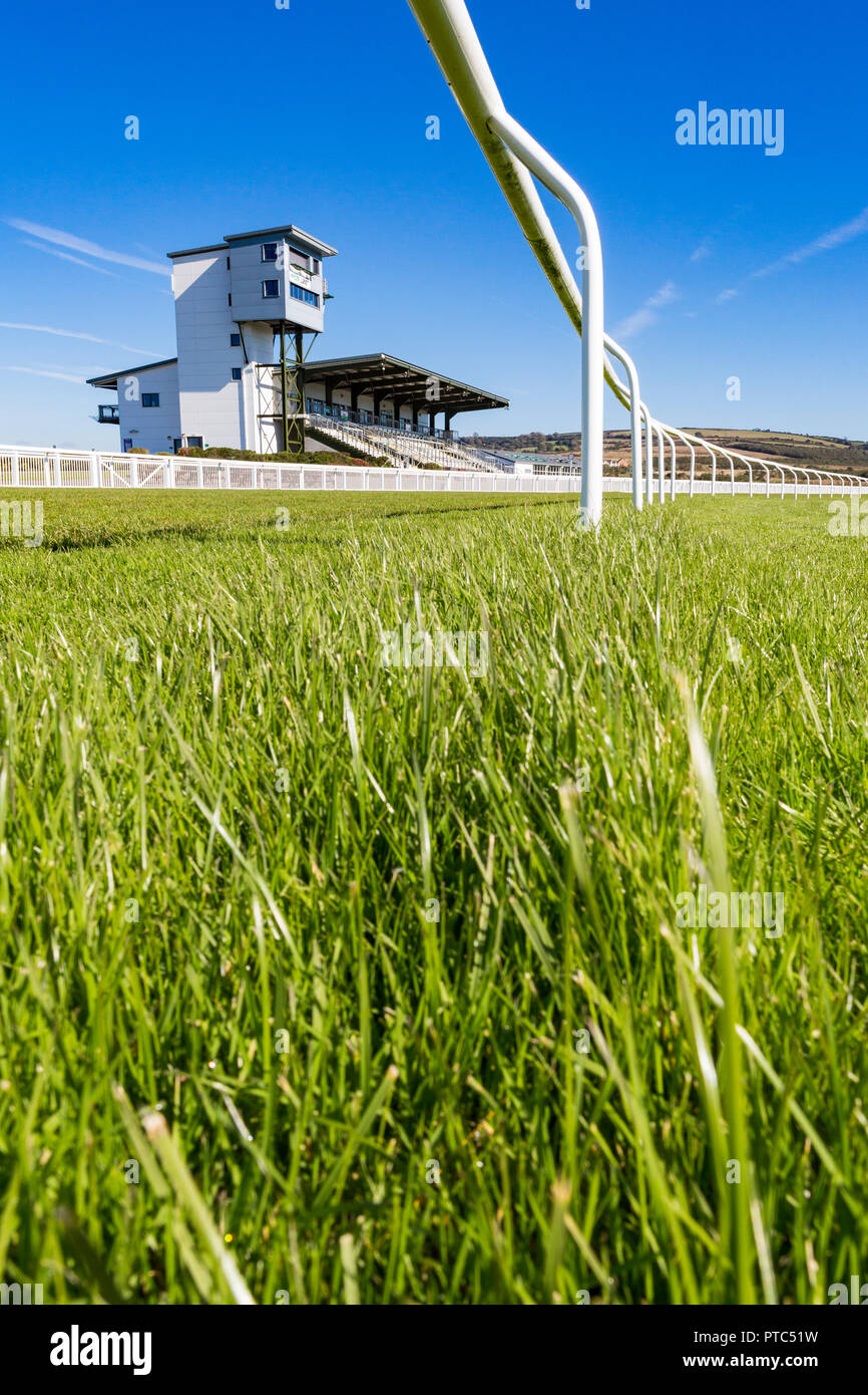 La tribune principale à Ffos Las hippodrome sur une journée ensoleillée avec ciel bkue Banque D'Images