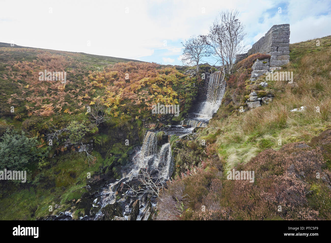 Vestiges de l'Blakethwaite barrages minière du haut Gunnerside Gill industrie minière de plomb du système de gestion de l'eau qui a fourni le pansement flo Banque D'Images
